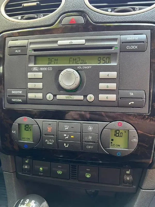 Продам ford focus 2 ghia год: 2007 родной пробег: 208тыс двигатель 1.6 бензин 115лс работает отлично, едет классно, не дымит не троит, по трассе ехать приятно! по ходовой нареканий нету, едет сбито, дорогу держит отлично, по кузову в очень достойном состоянии без гнили и коррозии, днище и пороги все целое, вин читаеться как с завода, по кузову без дтп все силовые части родные, 6 подушек безопасности, лобовое родное с подогревом! по электрике абсолютно все работает нет никаких ошибок! самая полная комплектация ghia: с двух зонным климатом, подогревами сидений, зеркал, лобового, круиз-контроль, подрулевое управление музыкой, авто свет, туманки, эл. зеркала, esp(курсовая устойчивость на дороге) 4 стеклоподьемника, омыватели фар, бортовик, центральный замок, дисковые торомза вкруг! кондиционер отлично холодит❄️на данный момент авто вложений не требует. документы кристально чистые 2 владельца за всю историю с оригинальным птс и зеленой автотекой! торг есть цена: 580000 📍мариу 📞 звоните: +7(949)6463727 - фотография - 9