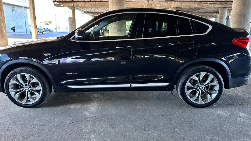Продам bmw x4 f26 2.0 бензин 245 л. с. (2015г) отличное внешнее и техническое состояние. вложений не требует, обслужена. 1 владелец. пригнана с америки без повреждений. двигатель:масло не расходует, от замены до замены без доливки масла. замену произвожу каждые 8 тысяч км. из последнего : 1. полировка и нанесение воска. 2. в прошлом году сделаны работы по ходовой, заменено много( стойки, рычаги, тяги, опорные подшипники)сейчас подвеска в идеале. 3. замена цепи грм(оригинал) 10000 км назад 3. акпп и раздатка без нареканий, масла менялись 20000 назад. ( и в раздатке и в коробке) 4. новый вакуумный насос 5. заменен ремень генератора. очень хорошая комплектация - электропривод сидений с памятью, запуск с кнопки. музыка harman kardon, подогревы передних и задних сидений, бесключевой доступ, подрулевые лепестки. куплен новый аккумулятор varta( оригинальный) стоят колесные диски и новая летняя резина r19 ( оригинал continental( куплена в марте 2024 года) + датчики давления в ш 📞 звоните: +7(959)0204342 - фотография - 3