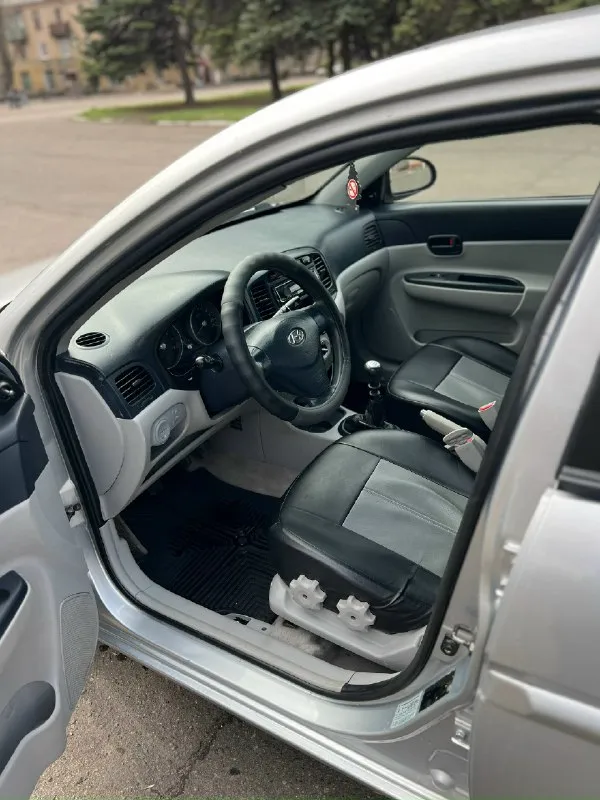 Всем доброго дня!!! продам hyundai акцент 1.4 на механике. год выпуска 2006. пробег 207000км комплектация. электро усилитель руля,4 стеклоподъемника, кондёр-работает отлично 👍❄️ подушка безопасности. на бензине, газа не видела. мотор, коробка работают идеально! расход очень радует!!!светлый приятный салон. довольно просторный багажник. по кузову рыжиков нет. дно, пороги без нареканий. коцка на заднем бампере и небольшая вмятина на крышке багажника. хороший акб bosh. всё технически исправно. залито хорошее масло. по документам полный порядок👍 отличный, надёжный, не прихотливый автомобиль на каждый день!!! цена 350 тыс. город донецк, кировский р-н, абакумова. всем хороших продаж и покупок!!! тел +79494851572 📞 звоните: +7(949)4851572 - фотография - 6