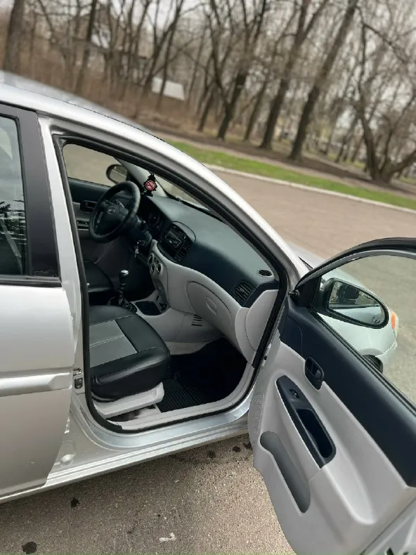 Всем доброго дня!!! продам hyundai акцент 1.4 на механике. год выпуска 2006. пробег 207000км комплектация. электро усилитель руля,4 стеклоподъемника, кондёр-работает отлично 👍❄️ подушка безопасности. на бензине, газа не видела. мотор, коробка работают идеально! расход очень радует!!!светлый приятный салон. довольно просторный багажник. по кузову рыжиков нет. дно, пороги без нареканий. коцка на заднем бампере и небольшая вмятина на крышке багажника. хороший акб bosh. всё технически исправно. залито хорошее масло. по документам полный порядок👍 отличный, надёжный, не прихотливый автомобиль на каждый день!!! цена 350 тыс. город донецк, кировский р-н, абакумова. всем хороших продаж и покупок!!! тел +79494851572 📞 звоните: +7(949)4851572 - фотография - 9
