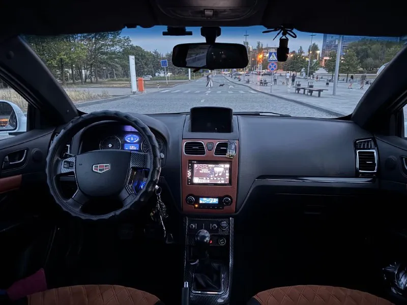 🚗 продается надёжный, экономичный и недорогой в обслуживании автомобиль geely emgrand ec7 💰 цена: 700.000 рублей 🏙️ город: донецк 📅 год: 2014 🛣️ пробег: 150.000 🔧 объем: 1.8 ⛽ топливо: бензин/гбо(вписан) 🕹️ кпп: механика 📞 телефон: +79493817973 📝 продам geely emgrand ec7 1.8 мт машина 2014 года пробег родной, не скрученный коробка механика, не хрустит, не выбивает, масло bardahl 75w-90 мотор работает отлично, не дымит, не троит, масло не ест, замена каждые 6 т. км заменены все жидкости и фильтра. по ходовой нареканий нет, работает мягко, без посторонних шумов, днище обработано. хорошая линзованая оптика, делалась в прошлом году! кондиционер обслужен, заправлен, работает исправно подогрев сидений, мульти руль, камера заднего вида, дополнительный планшет вшит usb, aux, музыка jbl, сабвуфер, накопитель, звучание очень приятное, зашумлена! продажа от собственника, в одних руках более 4х лет, по факту я 2й владелец, в птс будете вторым владельцем донецк - фотография - 4