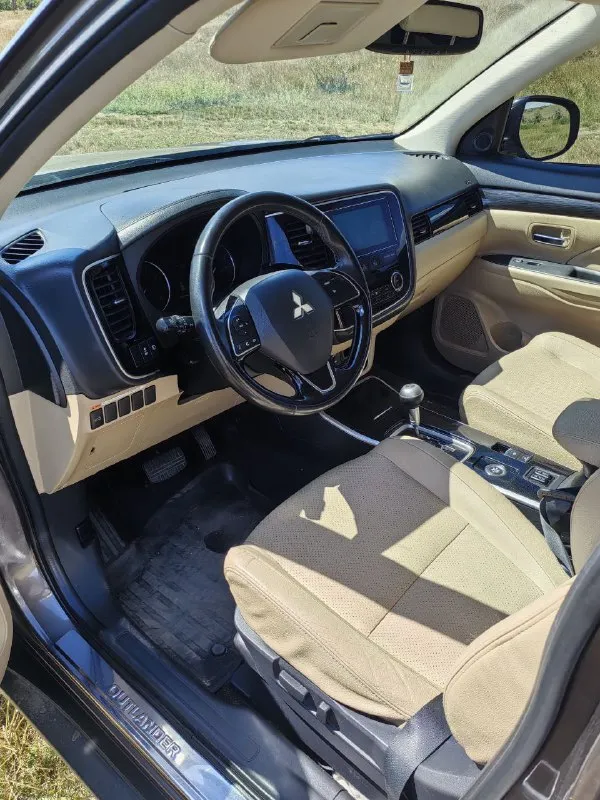 Срочно ❗ продам mitsubishi аутлендер 2017г.2.4 литра, американец, 7 мест, электро багажник, кожа старт стоп, без ключевой доступ, полный привод четыре режима, электро ручник с авто холл, подогрев сидений, климат конироль. пробег 86000 миль. больше информации по телефону +79493199240 цена 1750000₽. 📞 звоните: +7(949)3199240 - фотография - 8