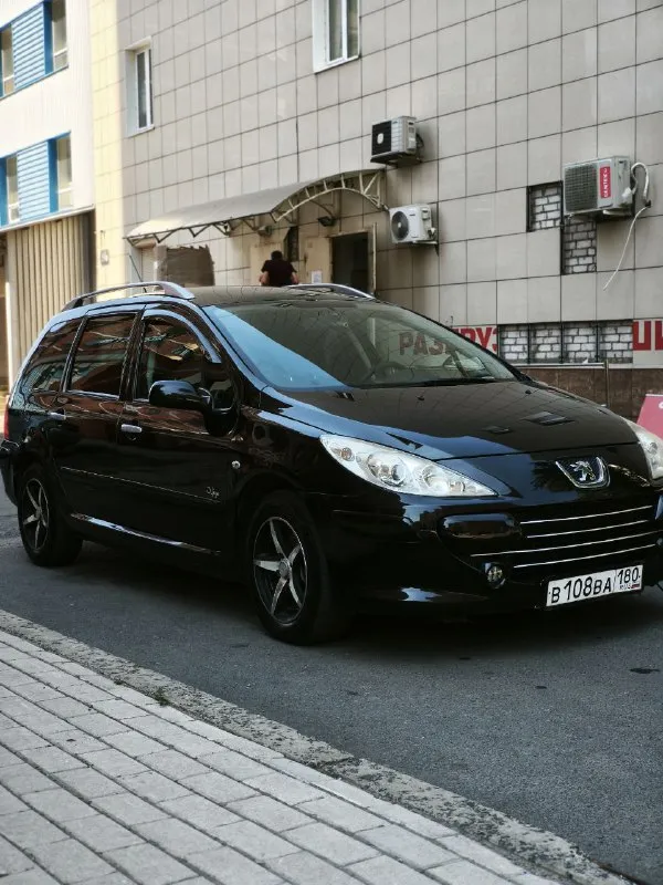 Продам свой пежо 307 св. 2007 г. в. авто полностью обслужен, вложений не требует реальный пробег 187 000. для своих лет в хорошем состоянии. работает все. комплектация, все стеклоподьемники, усилитель руля, климат контроль, панорама, хорошая музыка. навигация, камера заднего вида. владею авто более двух лет, отличный удобный, очень надёжный и доступный в обслуживании авто. цена 550 000. торг при осмотре! +7 949 326 65 20 - фотография - 8