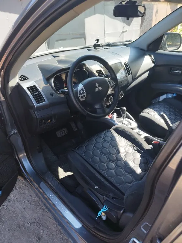 Продам mitsubishi outlander xl, 2008 года выпуска. машина куплена в автосалоне донецка. двигатель 4b12 объемом 2.4 л, коробка автоматическая ( вариатор ), установлено газовое оборудование. пробег 220 тыс км. автомобиль исправен и ухожен, масло не ест, коробка не питается, ходовая не тарабанит. в птс первый хозяин, учёт рф. хорошая комплектация, есть все для комфортной езды : подключаемый полный привод ( с функцией блокировки ), климат-контроль, круиз-контроль, датчики дождя, света, мультируль, электропакет, подогрев сидений, современная магнитола, диски r18, тонировка, сигнализация, 2 ключа, большой багажник. автомобиль идеально подходит для большой семьи. цена : 1млн 100 тыс руб. обмен не интересует. продажа в связи с покупкой нового авто. торг у капота. авто находится в донецке, мкр текстильщик. больше фото по запросу. игорь +79493281522 📞 звоните: +7(949)3281522 - фотография - 10