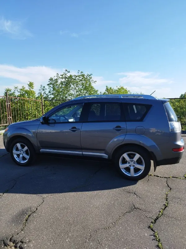 Продам mitsubishi outlander xl, 2008 года выпуска. машина куплена в автосалоне донецка. двигатель 4b12 объемом 2.4 л, коробка автоматическая ( вариатор ), установлено газовое оборудование. пробег 220 тыс км. автомобиль исправен и ухожен, масло не ест, коробка не питается, ходовая не тарабанит. в птс первый хозяин, учёт рф. хорошая комплектация, есть все для комфортной езды : подключаемый полный привод ( с функцией блокировки ), климат-контроль, круиз-контроль, датчики дождя, света, мультируль, электропакет, подогрев сидений, современная магнитола, диски r18, тонировка, сигнализация, 2 ключа, большой багажник. автомобиль идеально подходит для большой семьи. цена : 1млн 100 тыс руб. обмен не интересует. продажа в связи с покупкой нового авто. торг у капота. авто находится в донецке, мкр текстильщик. больше фото по запросу. игорь +79493281522 📞 звоните: +7(949)3281522 - фотография - 3