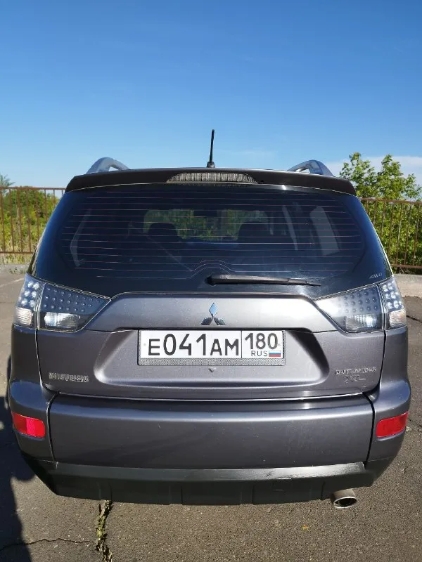 Продам mitsubishi outlander xl, 2008 года выпуска. машина куплена в автосалоне донецка. двигатель 4b12 объемом 2.4 л, коробка автоматическая ( вариатор ), установлено газовое оборудование. пробег 220 тыс км. автомобиль исправен и ухожен, масло не ест, коробка не питается, ходовая не тарабанит. в птс первый хозяин, учёт рф. хорошая комплектация, есть все для комфортной езды : подключаемый полный привод ( с функцией блокировки ), климат-контроль, круиз-контроль, датчики дождя, света, мультируль, электропакет, подогрев сидений, современная магнитола, диски r18, тонировка, сигнализация, 2 ключа, большой багажник. автомобиль идеально подходит для большой семьи. цена : 1млн 100 тыс руб. обмен не интересует. продажа в связи с покупкой нового авто. торг у капота. авто находится в донецке, мкр текстильщик. больше фото по запросу. игорь +79493281522 📞 звоните: +7(949)3281522 - фотография - 5