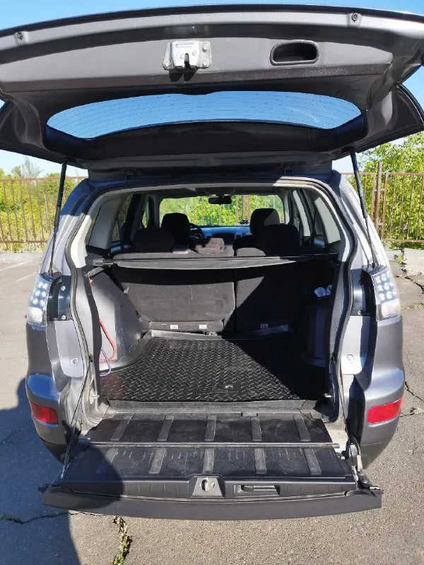 Продам mitsubishi outlander xl, 2008 года выпуска. машина куплена в автосалоне донецка. двигатель 4b12 объемом 2.4 л, коробка автоматическая ( вариатор ), установлено газовое оборудование. пробег 220 тыс км. автомобиль исправен и ухожен, масло не ест, коробка не питается, ходовая не тарабанит. в птс первый хозяин, учёт рф. хорошая комплектация, есть все для комфортной езды : подключаемый полный привод ( с функцией блокировки ), климат-контроль, круиз-контроль, датчики дождя, света, мультируль, электропакет, подогрев сидений, современная магнитола, диски r18, тонировка, сигнализация, 2 ключа, большой багажник. автомобиль идеально подходит для большой семьи. цена : 1млн 100 тыс руб. обмен не интересует. продажа в связи с покупкой нового авто. торг у капота. авто находится в донецке, мкр текстильщик. больше фото по запросу. игорь +79493281522 📞 звоните: +7(949)3281522 - фотография - 7
