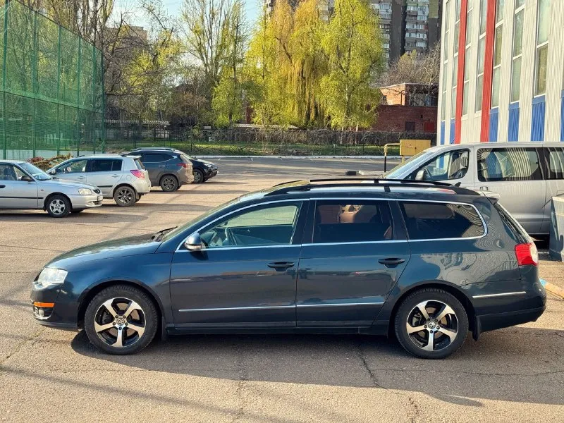 Volkswagen passat b6 (2007) 2.0 tfsi акпп 200 л. с. | 9 500 usd комфортное и вместительное авто, пригнано из америки в 2017 году, в редком сочетании надёжного мотора и кузова, в хорошем, ухоженном состоянии. расход топлива, город / трасса / смешанный – 12 / 6.8 / 9 л. / 100 км тип двигателя / марка топлива / бак – бензин / аи-98 / 70 л. полная масса / разгон до 100 км/ч – 2 150 кг / 7.9 сек. vin-код: wvwtk73c57e218244 пробег: 205 000 км по кузову авто не битое, не гнилое, но не идеальное, по лкп есть моменты, поэтому цена ниже рыночной. по ходовой всё нормально. использовалось мало, в основном по городу в сухую погоду, как машина выходного дня, для семьи, поездок на работу и на море. размеры кузова: длина / высота – 4 774 мм / 1 517 мм ширина / клиренс – 1 820 мм / 150 мм в салоне не курили. вовремя менялось масло, фильтры и прочие расходники. резина хорошая, лето + зима. диски 205/55 r16. продажа не спешная, в связи с покупкой авто классом выше. богатая комплектация: п 📞 звоните: +7(949)3418803 - фотография - 3