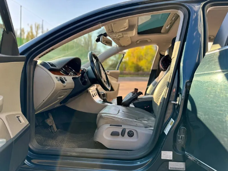 Volkswagen passat b6 (2007) 2.0 tfsi акпп 200 л. с. | 9 500 usd комфортное и вместительное авто, пригнано из америки в 2017 году, в редком сочетании надёжного мотора и кузова, в хорошем, ухоженном состоянии. расход топлива, город / трасса / смешанный – 12 / 6.8 / 9 л. / 100 км тип двигателя / марка топлива / бак – бензин / аи-98 / 70 л. полная масса / разгон до 100 км/ч – 2 150 кг / 7.9 сек. vin-код: wvwtk73c57e218244 пробег: 205 000 км по кузову авто не битое, не гнилое, но не идеальное, по лкп есть моменты, поэтому цена ниже рыночной. по ходовой всё нормально. использовалось мало, в основном по городу в сухую погоду, как машина выходного дня, для семьи, поездок на работу и на море. размеры кузова: длина / высота – 4 774 мм / 1 517 мм ширина / клиренс – 1 820 мм / 150 мм в салоне не курили. вовремя менялось масло, фильтры и прочие расходники. резина хорошая, лето + зима. диски 205/55 r16. продажа не спешная, в связи с покупкой авто классом выше. богатая комплектация: п 📞 звоните: +7(949)3418803 - фотография - 6