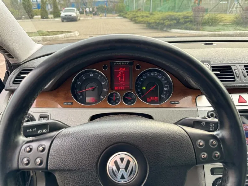 Volkswagen passat b6 (2007) 2.0 tfsi акпп 200 л. с. | 9 500 usd комфортное и вместительное авто, пригнано из америки в 2017 году, в редком сочетании надёжного мотора и кузова, в хорошем, ухоженном состоянии. расход топлива, город / трасса / смешанный – 12 / 6.8 / 9 л. / 100 км тип двигателя / марка топлива / бак – бензин / аи-98 / 70 л. полная масса / разгон до 100 км/ч – 2 150 кг / 7.9 сек. vin-код: wvwtk73c57e218244 пробег: 205 000 км по кузову авто не битое, не гнилое, но не идеальное, по лкп есть моменты, поэтому цена ниже рыночной. по ходовой всё нормально. использовалось мало, в основном по городу в сухую погоду, как машина выходного дня, для семьи, поездок на работу и на море. размеры кузова: длина / высота – 4 774 мм / 1 517 мм ширина / клиренс – 1 820 мм / 150 мм в салоне не курили. вовремя менялось масло, фильтры и прочие расходники. резина хорошая, лето + зима. диски 205/55 r16. продажа не спешная, в связи с покупкой авто классом выше. богатая комплектация: п 📞 звоните: +7(949)3418803 - фотография - 8