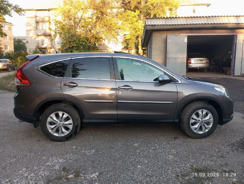 Honda срв 2013г. двигатель 2.4 бензин 190л. с. , автомат, полный привод, кондиционер, круиз, стеклоподъёмники, камера заднего вида, люк, датчик света. машина полностью обслужена, всё жидкости заменены:мосты, коробка, двигатель. свечи новые. сигнализация стар лайн с автозапуском. комплект зимних шин. +79493739606 звонить по этому номеру. 📞 звоните: +7(949)3739606 - фотография - 3