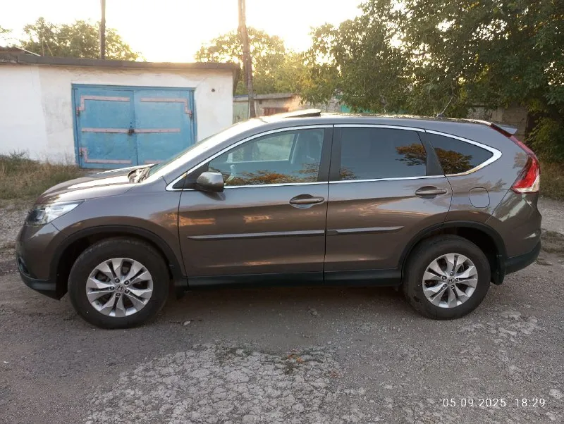 Honda срв 2013г. двигатель 2.4 бензин 190л. с. , автомат, полный привод, кондиционер, круиз, стеклоподъёмники, камера заднего вида, люк, датчик света. машина полностью обслужена, всё жидкости заменены:мосты, коробка, двигатель. свечи новые. сигнализация стар лайн с автозапуском. комплект зимних шин. +79493739606 звонить по этому номеру. 📞 звоните: +7(949)3739606 - фотография - 4