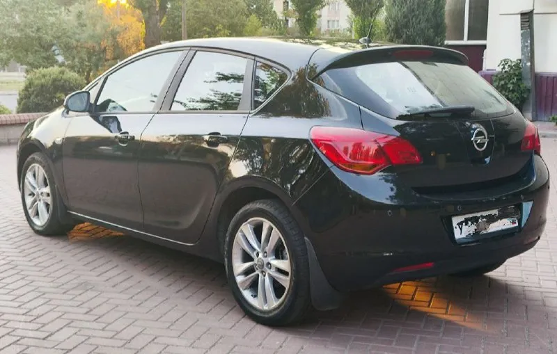 Opel astra j 2011 1.6(115 л. с.) пробег- 175.000 км. 1 хозяин. комплектация-active+ автомобиль в отличном состоянии, полностью обслужен по регламенту, бережная эксплуатация! центральный замок. сигнализация. ходовые огни. задний парктроник. эл. зеркала с подогревом. 4 эл. стекла. подогрев сидений и руля. климат контроль. круиз контроль. мультируль. штатная магнитола. датчик дождя. датчик света. кожаный руль. громкая связь. usb, aux, bluetooth. противотуманные фары. легкосплавные диски r17 с хорошей летней резиной. мотор, коробка, ходовая- отлично! салон чистый, ухоженный! юридически чистый! цена: 690.000 руб. тел: +79496462713 - фотография - 3