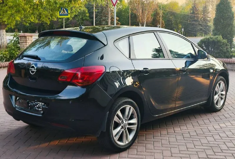 Opel astra j 2011 1.6(115 л. с.) пробег- 175.000 км. 1 хозяин. комплектация-active+ автомобиль в отличном состоянии, полностью обслужен по регламенту, бережная эксплуатация! центральный замок. сигнализация. ходовые огни. задний парктроник. эл. зеркала с подогревом. 4 эл. стекла. подогрев сидений и руля. климат контроль. круиз контроль. мультируль. штатная магнитола. датчик дождя. датчик света. кожаный руль. громкая связь. usb, aux, bluetooth. противотуманные фары. легкосплавные диски r17 с хорошей летней резиной. мотор, коробка, ходовая- отлично! салон чистый, ухоженный! юридически чистый! цена: 690.000 руб. тел: +79496462713 - фотография - 4