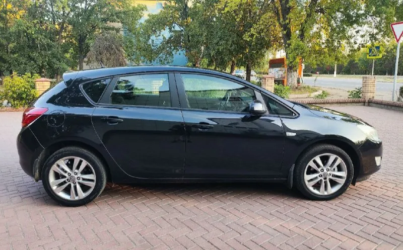 Opel astra j 2011 1.6(115 л. с.) пробег- 175.000 км. 1 хозяин. комплектация-active+ автомобиль в отличном состоянии, полностью обслужен по регламенту, бережная эксплуатация! центральный замок. сигнализация. ходовые огни. задний парктроник. эл. зеркала с подогревом. 4 эл. стекла. подогрев сидений и руля. климат контроль. круиз контроль. мультируль. штатная магнитола. датчик дождя. датчик света. кожаный руль. громкая связь. usb, aux, bluetooth. противотуманные фары. легкосплавные диски r17 с хорошей летней резиной. мотор, коробка, ходовая- отлично! салон чистый, ухоженный! юридически чистый! цена: 690.000 руб. тел: +79496462713 - фотография - 5