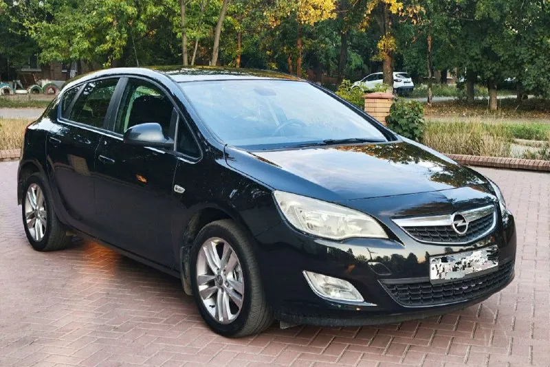 Opel astra j 2011 1.6(115 л. с.) пробег- 175.000 км. 1 хозяин. комплектация-active+ автомобиль в отличном состоянии, полностью обслужен по регламенту, бережная эксплуатация! центральный замок. сигнализация. ходовые огни. задний парктроник. эл. зеркала с подогревом. 4 эл. стекла. подогрев сидений и руля. климат контроль. круиз контроль. мультируль. штатная магнитола. датчик дождя. датчик света. кожаный руль. громкая связь. usb, aux, bluetooth. противотуманные фары. легкосплавные диски r17 с хорошей летней резиной. мотор, коробка, ходовая- отлично! салон чистый, ухоженный! юридически чистый! цена: 690.000 руб. тел: +79496462713 - фотография - 6