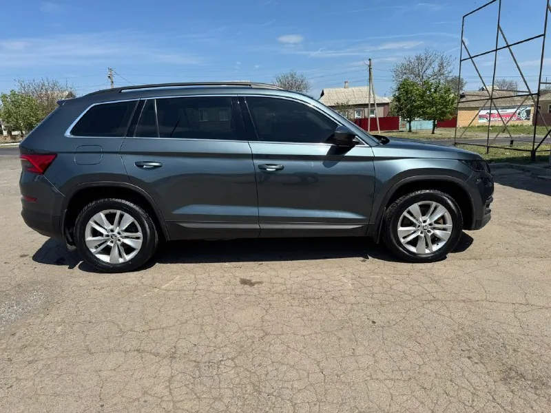 Продам skoda kodiaq 2019 год пробег 158000км полный привод двигатель 2.0 европа 190 лошадей автомобиль в хорошем техническом состоянии, полностью обслужен. полная шумо виброизоляция. замена масла каждые 7 тысяч км. новая резина, аккумулятор, тормозные диски и колодки. стоит магнитола teyes cc3 2к, динамики alphard. чистый европеец, двигатель с завода с увидиченной турбиной на 190 лошадей и 400 момента. едет очень хорошо. цена 2000000 рублей +79493370188 📞 звоните: +7(949)3370188 - фотография - 3