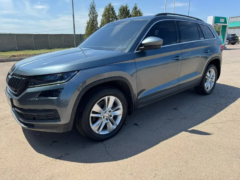 Продам skoda kodiaq 2019 год пробег 158000км полный привод двигатель 2.0 европа 190 лошадей автомобиль в хорошем техническом состоянии, полностью обслужен. полная шумо виброизоляция. замена масла каждые 7 тысяч км. новая резина, аккумулятор, тормозные диски и колодки. стоит магнитола teyes cc3 2к, динамики alphard. чистый европеец, двигатель с завода с увидиченной турбиной на 190 лошадей и 400 момента. едет очень хорошо. цена 2000000 рублей +79493370188 📞 звоните: +7(949)3370188 - фотография - 7