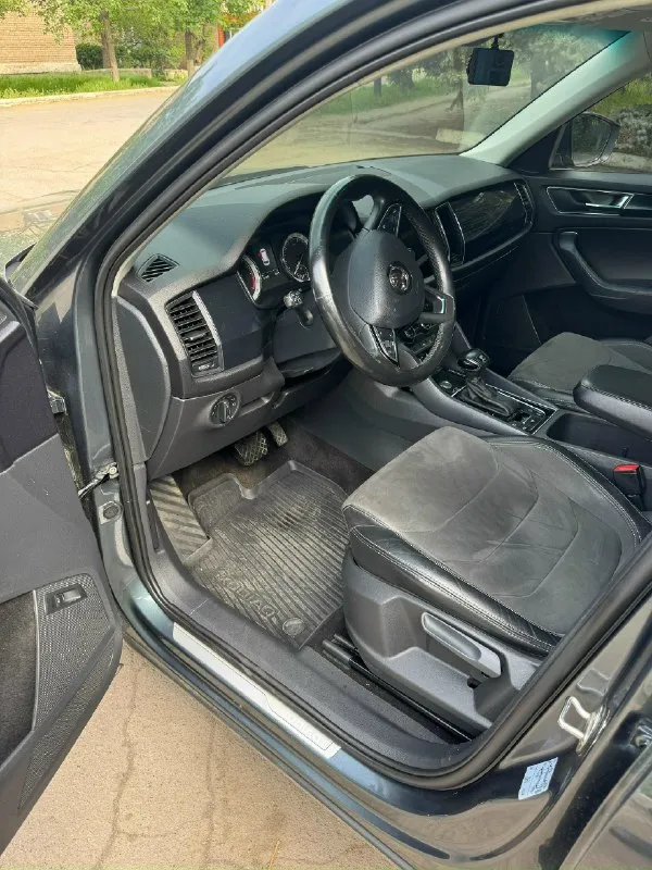 Продам skoda kodiaq 2019 год пробег 158000км полный привод двигатель 2.0 европа 190 лошадей автомобиль в хорошем техническом состоянии, полностью обслужен. полная шумо виброизоляция. замена масла каждые 7 тысяч км. новая резина, аккумулятор, тормозные диски и колодки. стоит магнитола teyes cc3 2к, динамики alphard. чистый европеец, двигатель с завода с увидиченной турбиной на 190 лошадей и 400 момента. едет очень хорошо. цена 2000000 рублей +79493370188 📞 звоните: +7(949)3370188 - фотография - 8