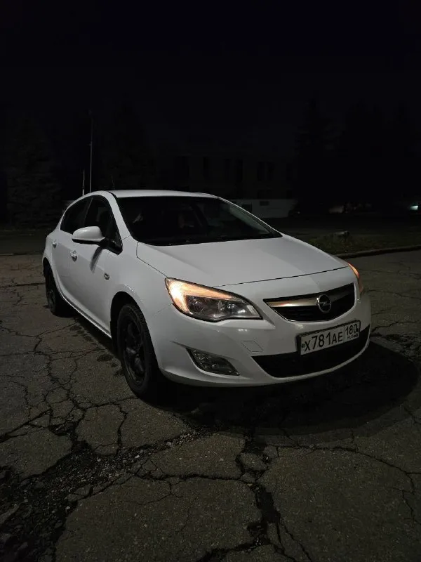 Opel atstra j 2011 1.6 механика пробег 240000км комплектация: подогрев руля, подогрев сидений, подогрев зеркал, мультируль, кондиционер (заправлен, работает), круиз контроль. 2 комплекта ключей. 2 комплекта резины, летняя на новых дисках (были куплены этим летом) r17 на полном ходу мотор без нареканий (не дымит, не троит, масло не ест) замена масла каждые 5-7 т. км. кпп без вопросов подвеска без посторонних шумов. дно, пороги и стаканы целые птс, стс на руках, я владелец. проехал на ней 50000, не подводила, из последних вложений, 5000 км назад поставил новое сцепление, проведена замена колодок, прокладок теплообменника, новый бачок антифриза, стойки стабилизаторов, опоры по кузову есть нюансы, но не критичные, цена вопроса что бы их устранить в районе 20000 р. для связи пиши в личку цена 800000 небольшой торг у капота территориально нахожусь в макеевке +79493943386 - фотография - 2