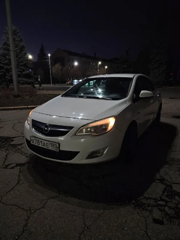 Opel atstra j 2011 1.6 механика пробег 240000км комплектация: подогрев руля, подогрев сидений, подогрев зеркал, мультируль, кондиционер (заправлен, работает), круиз контроль. 2 комплекта ключей. 2 комплекта резины, летняя на новых дисках (были куплены этим летом) r17 на полном ходу мотор без нареканий (не дымит, не троит, масло не ест) замена масла каждые 5-7 т. км. кпп без вопросов подвеска без посторонних шумов. дно, пороги и стаканы целые птс, стс на руках, я владелец. проехал на ней 50000, не подводила, из последних вложений, 5000 км назад поставил новое сцепление, проведена замена колодок, прокладок теплообменника, новый бачок антифриза, стойки стабилизаторов, опоры по кузову есть нюансы, но не критичные, цена вопроса что бы их устранить в районе 20000 р. для связи пиши в личку цена 800000 небольшой торг у капота территориально нахожусь в макеевке +79493943386 - фотография - 3