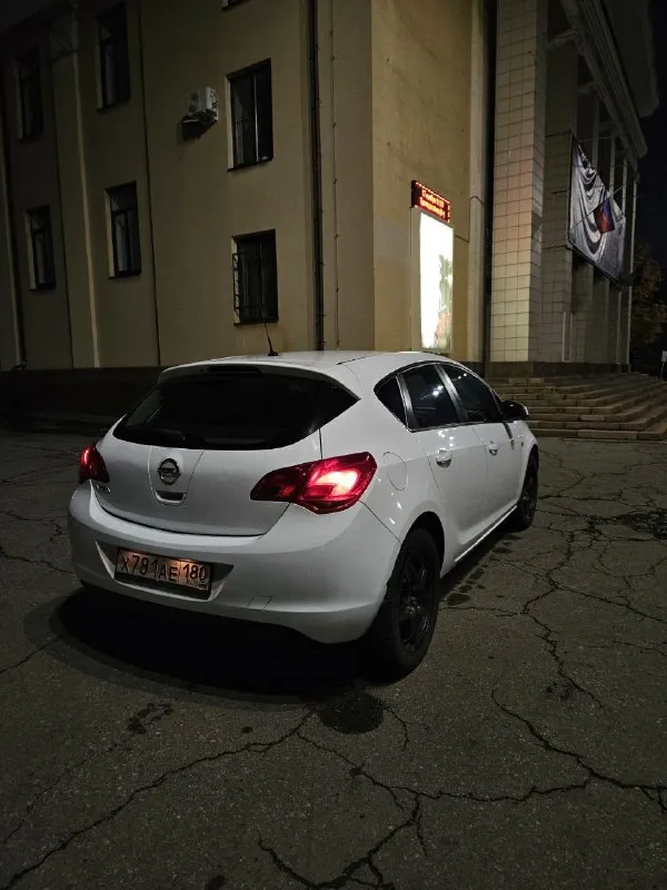 Opel atstra j 2011 1.6 механика пробег 240000км комплектация: подогрев руля, подогрев сидений, подогрев зеркал, мультируль, кондиционер (заправлен, работает), круиз контроль. 2 комплекта ключей. 2 комплекта резины, летняя на новых дисках (были куплены этим летом) r17 на полном ходу мотор без нареканий (не дымит, не троит, масло не ест) замена масла каждые 5-7 т. км. кпп без вопросов подвеска без посторонних шумов. дно, пороги и стаканы целые птс, стс на руках, я владелец. проехал на ней 50000, не подводила, из последних вложений, 5000 км назад поставил новое сцепление, проведена замена колодок, прокладок теплообменника, новый бачок антифриза, стойки стабилизаторов, опоры по кузову есть нюансы, но не критичные, цена вопроса что бы их устранить в районе 20000 р. для связи пиши в личку цена 800000 небольшой торг у капота территориально нахожусь в макеевке +79493943386 - фотография - 4