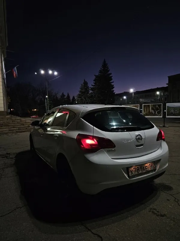 Opel atstra j 2011 1.6 механика пробег 240000км комплектация: подогрев руля, подогрев сидений, подогрев зеркал, мультируль, кондиционер (заправлен, работает), круиз контроль. 2 комплекта ключей. 2 комплекта резины, летняя на новых дисках (были куплены этим летом) r17 на полном ходу мотор без нареканий (не дымит, не троит, масло не ест) замена масла каждые 5-7 т. км. кпп без вопросов подвеска без посторонних шумов. дно, пороги и стаканы целые птс, стс на руках, я владелец. проехал на ней 50000, не подводила, из последних вложений, 5000 км назад поставил новое сцепление, проведена замена колодок, прокладок теплообменника, новый бачок антифриза, стойки стабилизаторов, опоры по кузову есть нюансы, но не критичные, цена вопроса что бы их устранить в районе 20000 р. для связи пиши в личку цена 800000 небольшой торг у капота территориально нахожусь в макеевке +79493943386 - фотография - 5