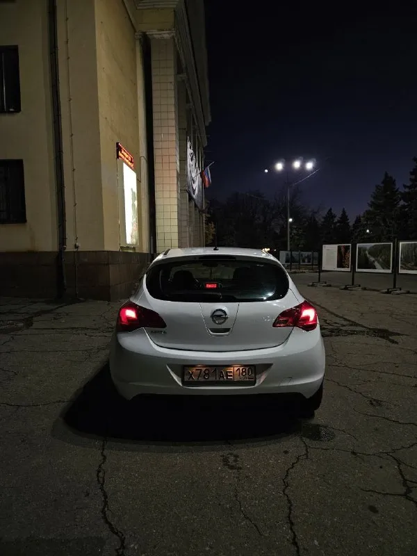 Opel atstra j 2011 1.6 механика пробег 240000км комплектация: подогрев руля, подогрев сидений, подогрев зеркал, мультируль, кондиционер (заправлен, работает), круиз контроль. 2 комплекта ключей. 2 комплекта резины, летняя на новых дисках (были куплены этим летом) r17 на полном ходу мотор без нареканий (не дымит, не троит, масло не ест) замена масла каждые 5-7 т. км. кпп без вопросов подвеска без посторонних шумов. дно, пороги и стаканы целые птс, стс на руках, я владелец. проехал на ней 50000, не подводила, из последних вложений, 5000 км назад поставил новое сцепление, проведена замена колодок, прокладок теплообменника, новый бачок антифриза, стойки стабилизаторов, опоры по кузову есть нюансы, но не критичные, цена вопроса что бы их устранить в районе 20000 р. для связи пиши в личку цена 800000 небольшой торг у капота территориально нахожусь в макеевке +79493943386 - фотография - 6