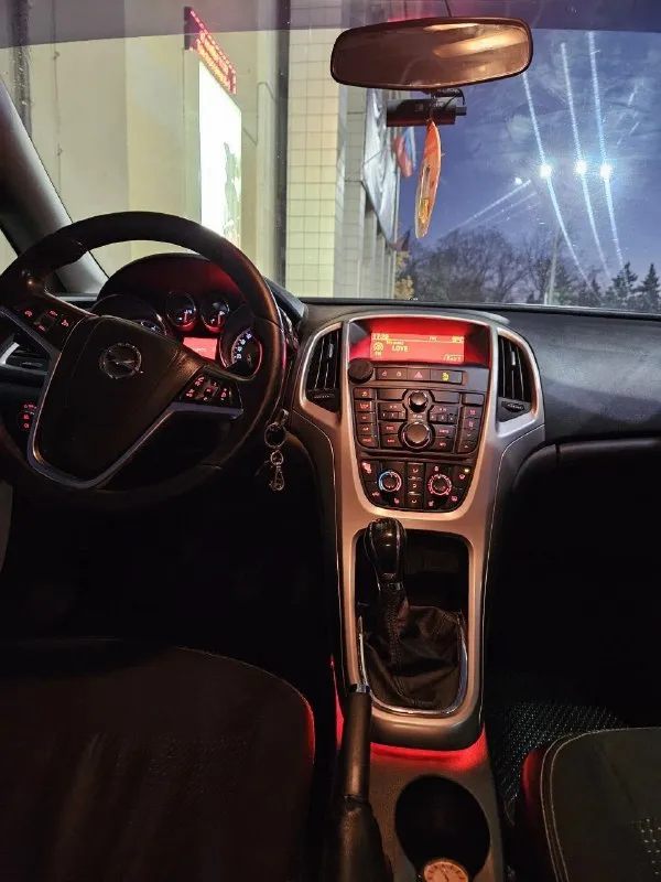 Opel atstra j 2011 1.6 механика пробег 240000км комплектация: подогрев руля, подогрев сидений, подогрев зеркал, мультируль, кондиционер (заправлен, работает), круиз контроль. 2 комплекта ключей. 2 комплекта резины, летняя на новых дисках (были куплены этим летом) r17 на полном ходу мотор без нареканий (не дымит, не троит, масло не ест) замена масла каждые 5-7 т. км. кпп без вопросов подвеска без посторонних шумов. дно, пороги и стаканы целые птс, стс на руках, я владелец. проехал на ней 50000, не подводила, из последних вложений, 5000 км назад поставил новое сцепление, проведена замена колодок, прокладок теплообменника, новый бачок антифриза, стойки стабилизаторов, опоры по кузову есть нюансы, но не критичные, цена вопроса что бы их устранить в районе 20000 р. для связи пиши в личку цена 800000 небольшой торг у капота территориально нахожусь в макеевке +79493943386 - фотография - 7