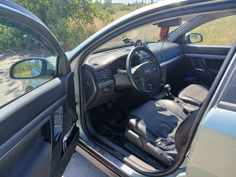Продам opel vectra c 2002 г. в. коробка f17; механика 5 ст; двигатель: 1.8 122 л. с. z18xe. во владении 5 лет (арестов и запретов нет ) для своих годов машина в хорошем состоянии, не гнилая по кузову возрастные недочеты кузов оцинкован полез лак на бампере (на фото видно ). хорошая комплектация: -электростеклоподъемники передние -электро зеркала с подогревом - кондиционер 2 зонный климат контроль ( заправлен, работает отлично ) -камера заднего вида -сиденья с подогревом -мультимедиа с навигацией - регулировка руля по вылету -регулировка руля по высоте -центральный замок -система стабилизации (esp) -подушки безопасности боковые -подушка безопасности водителя -подушка безопасности пассажира -антиблокировочная система (abs) -круиз контроль все что должно гореть и светится-работает цена 500 т р торг у капота тел +7 949 5958174 владимир 📞 звоните: +7(949)5958174 - фотография - 5