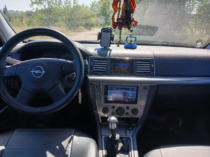 Продам opel vectra c 2002 г. в. коробка f17; механика 5 ст; двигатель: 1.8 122 л. с. z18xe. во владении 5 лет (арестов и запретов нет ) для своих годов машина в хорошем состоянии, не гнилая по кузову возрастные недочеты кузов оцинкован полез лак на бампере (на фото видно ). хорошая комплектация: -электростеклоподъемники передние -электро зеркала с подогревом - кондиционер 2 зонный климат контроль ( заправлен, работает отлично ) -камера заднего вида -сиденья с подогревом -мультимедиа с навигацией - регулировка руля по вылету -регулировка руля по высоте -центральный замок -система стабилизации (esp) -подушки безопасности боковые -подушка безопасности водителя -подушка безопасности пассажира -антиблокировочная система (abs) -круиз контроль все что должно гореть и светится-работает цена 500 т р торг у капота тел +7 949 5958174 владимир 📞 звоните: +7(949)5958174 - фотография - 8