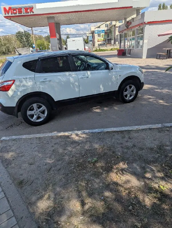 Продам свой автомобиль qashqai ( рестайлинг) 2010 г. в. , 2.0 (141 л. с. ), кпп: m-cvt vin: sjnfbaj10u2130111 автомобиль в хорошем состоянии. юридически чист. собственник. автотека зеленая кузов оцинкованный, ржавчины, гнили нет птс оригинал без дтп, вся безопасность целая, оригинальная оригинальный пробег 213 445 км стекла родные, кроме лобового (заменено ввиду трещины) двигатель работает отлично, расхода масла нет, не стучит, не троит. коробка переключает без рывков и пинков, работает хорошо. 30.07.2025 заменено масло в двигателе и вариаторе со всеми фильтрами, заменен салонный фильтр. 01.08.2025 установлен новый agm аккумулятор. ранее заменены передняя стойка и ступица в сборе. ходовая часть в норме. комплектация acenta: 4 эл подъёмника; подогревы сидений и зеркал; климат-контроль двухзонный; круиз- контроль; кожаный руль; мультимедиа bluetooth/навигация ✅камера заднего вида ! ✅освещение ксенон (основной свет и птф) ✅ мультируль abc, esp салон тканевый, чистый, 📞 звоните: +7(949)3249946 - фотография - 10