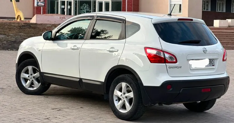 Продам свой автомобиль qashqai ( рестайлинг) 2010 г. в. , 2.0 (141 л. с. ), кпп: m-cvt vin: sjnfbaj10u2130111 автомобиль в хорошем состоянии. юридически чист. собственник. автотека зеленая кузов оцинкованный, ржавчины, гнили нет птс оригинал без дтп, вся безопасность целая, оригинальная оригинальный пробег 213 445 км стекла родные, кроме лобового (заменено ввиду трещины) двигатель работает отлично, расхода масла нет, не стучит, не троит. коробка переключает без рывков и пинков, работает хорошо. 30.07.2025 заменено масло в двигателе и вариаторе со всеми фильтрами, заменен салонный фильтр. 01.08.2025 установлен новый agm аккумулятор. ранее заменены передняя стойка и ступица в сборе. ходовая часть в норме. комплектация acenta: 4 эл подъёмника; подогревы сидений и зеркал; климат-контроль двухзонный; круиз- контроль; кожаный руль; мультимедиа bluetooth/навигация ✅камера заднего вида ! ✅освещение ксенон (основной свет и птф) ✅ мультируль abc, esp салон тканевый, чистый, 📞 звоните: +7(949)3249946 - фотография - 2