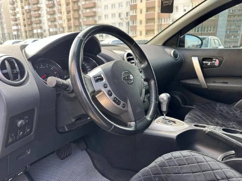 Продам свой автомобиль qashqai ( рестайлинг) 2010 г. в. , 2.0 (141 л. с. ), кпп: m-cvt vin: sjnfbaj10u2130111 автомобиль в хорошем состоянии. юридически чист. собственник. автотека зеленая кузов оцинкованный, ржавчины, гнили нет птс оригинал без дтп, вся безопасность целая, оригинальная оригинальный пробег 213 445 км стекла родные, кроме лобового (заменено ввиду трещины) двигатель работает отлично, расхода масла нет, не стучит, не троит. коробка переключает без рывков и пинков, работает хорошо. 30.07.2025 заменено масло в двигателе и вариаторе со всеми фильтрами, заменен салонный фильтр. 01.08.2025 установлен новый agm аккумулятор. ранее заменены передняя стойка и ступица в сборе. ходовая часть в норме. комплектация acenta: 4 эл подъёмника; подогревы сидений и зеркал; климат-контроль двухзонный; круиз- контроль; кожаный руль; мультимедиа bluetooth/навигация ✅камера заднего вида ! ✅освещение ксенон (основной свет и птф) ✅ мультируль abc, esp салон тканевый, чистый, 📞 звоните: +7(949)3249946 - фотография - 3