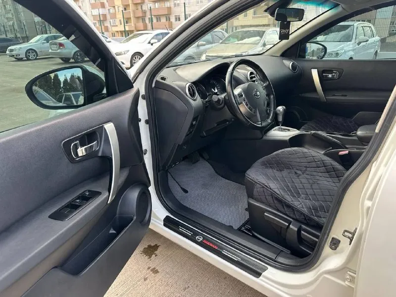 Продам свой автомобиль qashqai ( рестайлинг) 2010 г. в. , 2.0 (141 л. с. ), кпп: m-cvt vin: sjnfbaj10u2130111 автомобиль в хорошем состоянии. юридически чист. собственник. автотека зеленая кузов оцинкованный, ржавчины, гнили нет птс оригинал без дтп, вся безопасность целая, оригинальная оригинальный пробег 213 445 км стекла родные, кроме лобового (заменено ввиду трещины) двигатель работает отлично, расхода масла нет, не стучит, не троит. коробка переключает без рывков и пинков, работает хорошо. 30.07.2025 заменено масло в двигателе и вариаторе со всеми фильтрами, заменен салонный фильтр. 01.08.2025 установлен новый agm аккумулятор. ранее заменены передняя стойка и ступица в сборе. ходовая часть в норме. комплектация acenta: 4 эл подъёмника; подогревы сидений и зеркал; климат-контроль двухзонный; круиз- контроль; кожаный руль; мультимедиа bluetooth/навигация ✅камера заднего вида ! ✅освещение ксенон (основной свет и птф) ✅ мультируль abc, esp салон тканевый, чистый, 📞 звоните: +7(949)3249946 - фотография - 4