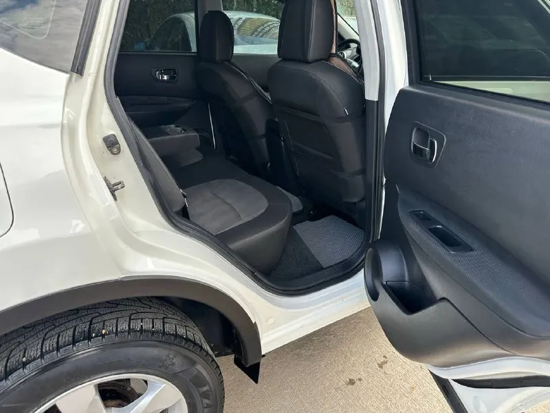 Продам свой автомобиль qashqai ( рестайлинг) 2010 г. в. , 2.0 (141 л. с. ), кпп: m-cvt vin: sjnfbaj10u2130111 автомобиль в хорошем состоянии. юридически чист. собственник. автотека зеленая кузов оцинкованный, ржавчины, гнили нет птс оригинал без дтп, вся безопасность целая, оригинальная оригинальный пробег 213 445 км стекла родные, кроме лобового (заменено ввиду трещины) двигатель работает отлично, расхода масла нет, не стучит, не троит. коробка переключает без рывков и пинков, работает хорошо. 30.07.2025 заменено масло в двигателе и вариаторе со всеми фильтрами, заменен салонный фильтр. 01.08.2025 установлен новый agm аккумулятор. ранее заменены передняя стойка и ступица в сборе. ходовая часть в норме. комплектация acenta: 4 эл подъёмника; подогревы сидений и зеркал; климат-контроль двухзонный; круиз- контроль; кожаный руль; мультимедиа bluetooth/навигация ✅камера заднего вида ! ✅освещение ксенон (основной свет и птф) ✅ мультируль abc, esp салон тканевый, чистый, 📞 звоните: +7(949)3249946 - фотография - 5