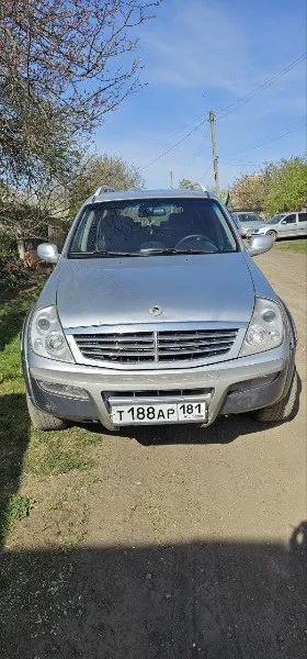 Ssang yong rexton 2004 г. 2.7 xdi (турбодизель), пробег-200 тыс. км, родной, полный привод, настоящий рамный корейский внедорожник. не гнилой, форсунки обслужены, двигатель сухой полностью, не дымит установлены механические хабы, хорошая всесезонная резина, без пинков работае четко, раздатка цепная aisin, управление с кнопки. есть всё для комфортной эксплуатации: климат, электро стёкла и зеркала, подушки безопасности, магнитола 2din с камерой, подогрев передних и задних сидений-стёкол и зеркал, abs, esp, турботаймер. ходовая в норме, в ходу мягкий, салон кожа 7 мест в достойном состоянии, чистый, пластик целый. номер на раме в отличном состоянии, переоформление через мрэо сразу, без дтп и страховых выплат, пробег подтверждённый. один владелец по птс цена машины 🚗-700 тысяч руб. ☎+7 959 1182290 ☎+7 959 1126577 📞 звоните: +7(959)1182290 - фотография - 2