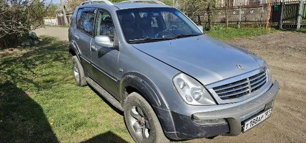 Ssang yong rexton 2004 г. 2.7 xdi (турбодизель), пробег-200 тыс. км, родной, полный привод, настоящий рамный корейский внедорожник. не гнилой, форсунки обслужены, двигатель сухой полностью, не дымит установлены механические хабы, хорошая всесезонная резина, без пинков работае четко, раздатка цепная aisin, управление с кнопки. есть всё для комфортной эксплуатации: климат, электро стёкла и зеркала, подушки безопасности, магнитола 2din с камерой, подогрев передних и задних сидений-стёкол и зеркал, abs, esp, турботаймер. ходовая в норме, в ходу мягкий, салон кожа 7 мест в достойном состоянии, чистый, пластик целый. номер на раме в отличном состоянии, переоформление через мрэо сразу, без дтп и страховых выплат, пробег подтверждённый. один владелец по птс цена машины 🚗-700 тысяч руб. ☎+7 959 1182290 ☎+7 959 1126577 📞 звоните: +7(959)1182290 - фотография - 4