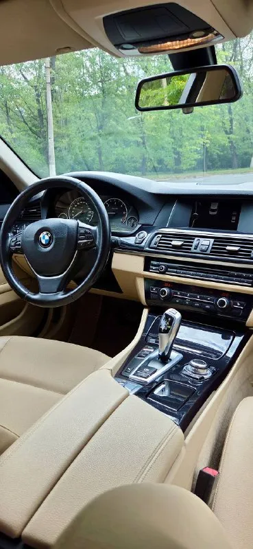 Bmw 5 f10 2014 рестайлинг 2.0d, задний привод 195.000 пробег, оригинальный, проверенный по блокам, сходится с автотекой! автомобиль без дтп! весь в заводском окрасе! все фары, фонари и стекла оригинальные! автотека полностью зеленая! все кузовные элементы не кручены! нет вмятин, царапин и других изъянов! после полировки, красивый темно синий цвет! салон в превосходном состоянии, ничего не затерто и не замято! по техники вложений не требует, любые проверки приветствуются! из недавнего замена тормозов в круг, масел в редукторе и моторе, а также цепей и всего сопутствующего, заказ-наряды имеются! 2 ключа, оригинал птс! оригинальные разноширокие диски r19 на новой летней резине! неплохая комплектация, подогрев руля, сидений, электро привод сидений, без ключевой доступ, bluetooth, парктроник круговой и многое другое! 1.870.000 торг енакиево-горловка +79493425114 📲 tg: 🙏🏻 📞 звоните: +7(949)3425114 - фотография - 10