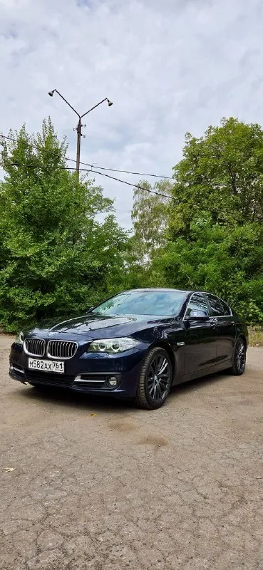 Bmw 5 f10 2014 рестайлинг 2.0d, задний привод 195.000 пробег, оригинальный, проверенный по блокам, сходится с автотекой! автомобиль без дтп! весь в заводском окрасе! все фары, фонари и стекла оригинальные! автотека полностью зеленая! все кузовные элементы не кручены! нет вмятин, царапин и других изъянов! после полировки, красивый темно синий цвет! салон в превосходном состоянии, ничего не затерто и не замято! по техники вложений не требует, любые проверки приветствуются! из недавнего замена тормозов в круг, масел в редукторе и моторе, а также цепей и всего сопутствующего, заказ-наряды имеются! 2 ключа, оригинал птс! оригинальные разноширокие диски r19 на новой летней резине! неплохая комплектация, подогрев руля, сидений, электро привод сидений, без ключевой доступ, bluetooth, парктроник круговой и многое другое! 1.870.000 торг енакиево-горловка +79493425114 📲 tg: 🙏🏻 📞 звоните: +7(949)3425114 - фотография - 2
