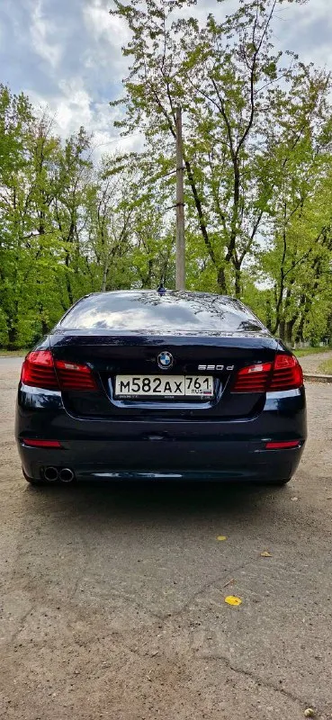 Bmw 5 f10 2014 рестайлинг 2.0d, задний привод 195.000 пробег, оригинальный, проверенный по блокам, сходится с автотекой! автомобиль без дтп! весь в заводском окрасе! все фары, фонари и стекла оригинальные! автотека полностью зеленая! все кузовные элементы не кручены! нет вмятин, царапин и других изъянов! после полировки, красивый темно синий цвет! салон в превосходном состоянии, ничего не затерто и не замято! по техники вложений не требует, любые проверки приветствуются! из недавнего замена тормозов в круг, масел в редукторе и моторе, а также цепей и всего сопутствующего, заказ-наряды имеются! 2 ключа, оригинал птс! оригинальные разноширокие диски r19 на новой летней резине! неплохая комплектация, подогрев руля, сидений, электро привод сидений, без ключевой доступ, bluetooth, парктроник круговой и многое другое! 1.870.000 торг енакиево-горловка +79493425114 📲 tg: 🙏🏻 📞 звоните: +7(949)3425114 - фотография - 6