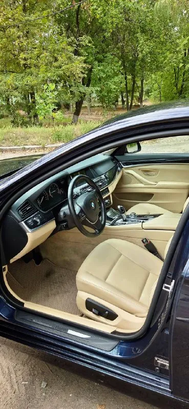 Bmw 5 f10 2014 рестайлинг 2.0d, задний привод 195.000 пробег, оригинальный, проверенный по блокам, сходится с автотекой! автомобиль без дтп! весь в заводском окрасе! все фары, фонари и стекла оригинальные! автотека полностью зеленая! все кузовные элементы не кручены! нет вмятин, царапин и других изъянов! после полировки, красивый темно синий цвет! салон в превосходном состоянии, ничего не затерто и не замято! по техники вложений не требует, любые проверки приветствуются! из недавнего замена тормозов в круг, масел в редукторе и моторе, а также цепей и всего сопутствующего, заказ-наряды имеются! 2 ключа, оригинал птс! оригинальные разноширокие диски r19 на новой летней резине! неплохая комплектация, подогрев руля, сидений, электро привод сидений, без ключевой доступ, bluetooth, парктроник круговой и многое другое! 1.870.000 торг енакиево-горловка +79493425114 📲 tg: 🙏🏻 📞 звоните: +7(949)3425114 - фотография - 7