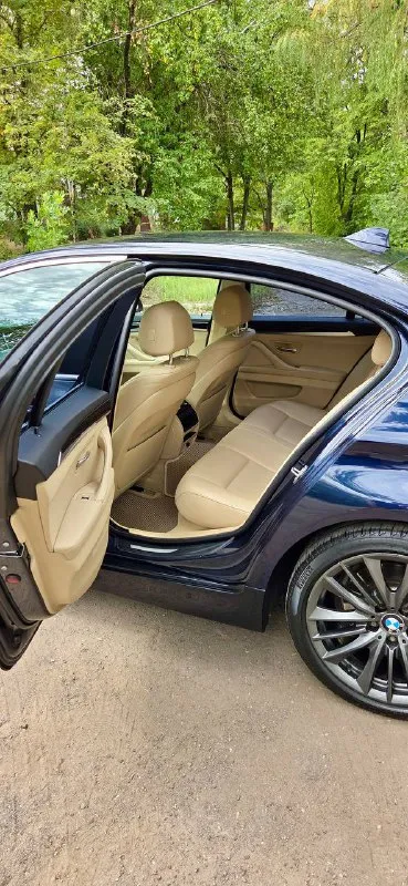 Bmw 5 f10 2014 рестайлинг 2.0d, задний привод 195.000 пробег, оригинальный, проверенный по блокам, сходится с автотекой! автомобиль без дтп! весь в заводском окрасе! все фары, фонари и стекла оригинальные! автотека полностью зеленая! все кузовные элементы не кручены! нет вмятин, царапин и других изъянов! после полировки, красивый темно синий цвет! салон в превосходном состоянии, ничего не затерто и не замято! по техники вложений не требует, любые проверки приветствуются! из недавнего замена тормозов в круг, масел в редукторе и моторе, а также цепей и всего сопутствующего, заказ-наряды имеются! 2 ключа, оригинал птс! оригинальные разноширокие диски r19 на новой летней резине! неплохая комплектация, подогрев руля, сидений, электро привод сидений, без ключевой доступ, bluetooth, парктроник круговой и многое другое! 1.870.000 торг енакиево-горловка +79493425114 📲 tg: 🙏🏻 📞 звоните: +7(949)3425114 - фотография - 8