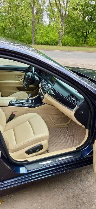Bmw 5 f10 2014 рестайлинг 2.0d, задний привод 195.000 пробег, оригинальный, проверенный по блокам, сходится с автотекой! автомобиль без дтп! весь в заводском окрасе! все фары, фонари и стекла оригинальные! автотека полностью зеленая! все кузовные элементы не кручены! нет вмятин, царапин и других изъянов! после полировки, красивый темно синий цвет! салон в превосходном состоянии, ничего не затерто и не замято! по техники вложений не требует, любые проверки приветствуются! из недавнего замена тормозов в круг, масел в редукторе и моторе, а также цепей и всего сопутствующего, заказ-наряды имеются! 2 ключа, оригинал птс! оригинальные разноширокие диски r19 на новой летней резине! неплохая комплектация, подогрев руля, сидений, электро привод сидений, без ключевой доступ, bluetooth, парктроник круговой и многое другое! 1.870.000 торг енакиево-горловка +79493425114 📲 tg: 🙏🏻 📞 звоните: +7(949)3425114 - фотография - 9