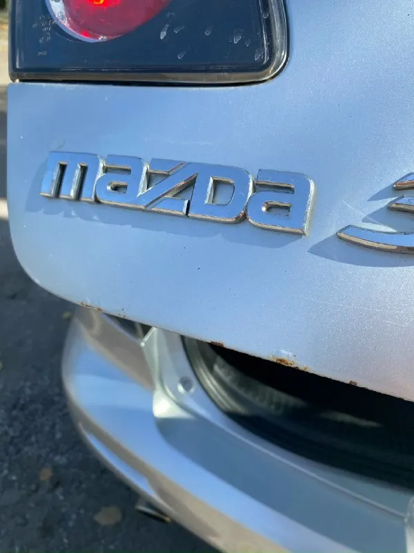 Продается mazda 3 bk 2004 г. в. автомобилем владела моя сестра с 2021 года. покупали в днр. автомобиль привезен из европы, сервисная книжка присутствует. по технике: двигатель работает ровно, не дымит и не троит. масло заливали idemitsu. коробка: 4х ступенчатый автомат, не пинает, переключается плавно. электрика вся работает, подогрев сидений работает. установлена магнитола андроид, из за этого и не работает бортовой компьютер (жк дисплей над магнитолой. штекер от дисплея подключается к родной магнитоле, которую я также отдаю с машиной. если захотите, можете подключить ее и жк дисплей заработает) кондиционер работает, фреон был заправлен 1000 км назад, так как меняли компрессор кондиционера (установлен новый) подвеску и ходовую перебирали. заменили все сайлентблоки, рычаги. при покупки авто, была лопнута задняя левая пружина. заменили задние пружины вместе с задней балкой, так как она была в плачевном состоянии. лично на днях заменил передние рулевые наконечники (2 шт), 📞 звоните: +7(949)3556970 - фотография - 10