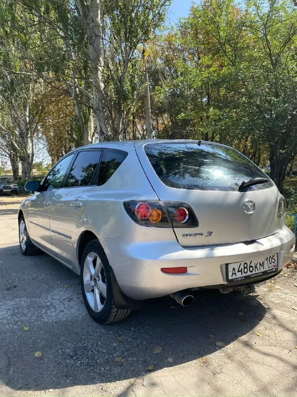 Продается mazda 3 bk 2004 г. в. автомобилем владела моя сестра с 2021 года. покупали в днр. автомобиль привезен из европы, сервисная книжка присутствует. по технике: двигатель работает ровно, не дымит и не троит. масло заливали idemitsu. коробка: 4х ступенчатый автомат, не пинает, переключается плавно. электрика вся работает, подогрев сидений работает. установлена магнитола андроид, из за этого и не работает бортовой компьютер (жк дисплей над магнитолой. штекер от дисплея подключается к родной магнитоле, которую я также отдаю с машиной. если захотите, можете подключить ее и жк дисплей заработает) кондиционер работает, фреон был заправлен 1000 км назад, так как меняли компрессор кондиционера (установлен новый) подвеску и ходовую перебирали. заменили все сайлентблоки, рычаги. при покупки авто, была лопнута задняя левая пружина. заменили задние пружины вместе с задней балкой, так как она была в плачевном состоянии. лично на днях заменил передние рулевые наконечники (2 шт), 📞 звоните: +7(949)3556970 - фотография - 4