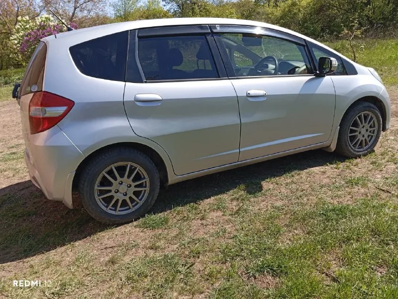 Продам honda fit 2012 год. пробег 81 000 км. правый руль. кпп вариатор. двигатель 1.3,100л. с.едет очень бодро. без ключевой доступ. полный эл. пакет. эл. привод зеркал. режим econ. музыка. кондиционер. обогрев заднего стекла. подушки безопасности водителя и переднего пассажира. abs, eps. все что есть в авто, работает в штатном режиме. автомобиль в отличном состоянии, настоящее японское качество. приобретался мной с японского аукциона 11.2023г. с пробегом 57 415км. оценка 4 балла, аукционный лист в наличии. поставлен на учет в рф 01.2024г. я первый владелец в рф. цена 950 000 торг на бензин. +79592492885 +79381712835 ватсапп, телеграм. г. антрацит 📞 звоните: +7(959)2492885 - фотография - 3