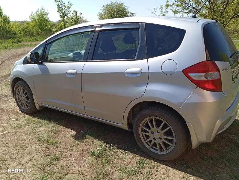 Продам honda fit 2012 год. пробег 81 000 км. правый руль. кпп вариатор. двигатель 1.3,100л. с.едет очень бодро. без ключевой доступ. полный эл. пакет. эл. привод зеркал. режим econ. музыка. кондиционер. обогрев заднего стекла. подушки безопасности водителя и переднего пассажира. abs, eps. все что есть в авто, работает в штатном режиме. автомобиль в отличном состоянии, настоящее японское качество. приобретался мной с японского аукциона 11.2023г. с пробегом 57 415км. оценка 4 балла, аукционный лист в наличии. поставлен на учет в рф 01.2024г. я первый владелец в рф. цена 950 000 торг на бензин. +79592492885 +79381712835 ватсапп, телеграм. г. антрацит 📞 звоните: +7(959)2492885 - фотография - 4