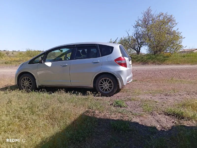 Продам honda fit 2012 год. пробег 81 000 км. правый руль. кпп вариатор. двигатель 1.3,100л. с.едет очень бодро. без ключевой доступ. полный эл. пакет. эл. привод зеркал. режим econ. музыка. кондиционер. обогрев заднего стекла. подушки безопасности водителя и переднего пассажира. abs, eps. все что есть в авто, работает в штатном режиме. автомобиль в отличном состоянии, настоящее японское качество. приобретался мной с японского аукциона 11.2023г. с пробегом 57 415км. оценка 4 балла, аукционный лист в наличии. поставлен на учет в рф 01.2024г. я первый владелец в рф. цена 950 000 торг на бензин. +79592492885 +79381712835 ватсапп, телеграм. г. антрацит 📞 звоните: +7(959)2492885 - фотография - 5