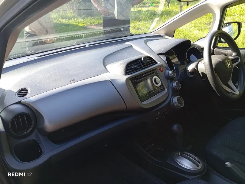 Продам honda fit 2012 год. пробег 81 000 км. правый руль. кпп вариатор. двигатель 1.3,100л. с.едет очень бодро. без ключевой доступ. полный эл. пакет. эл. привод зеркал. режим econ. музыка. кондиционер. обогрев заднего стекла. подушки безопасности водителя и переднего пассажира. abs, eps. все что есть в авто, работает в штатном режиме. автомобиль в отличном состоянии, настоящее японское качество. приобретался мной с японского аукциона 11.2023г. с пробегом 57 415км. оценка 4 балла, аукционный лист в наличии. поставлен на учет в рф 01.2024г. я первый владелец в рф. цена 950 000 торг на бензин. +79592492885 +79381712835 ватсапп, телеграм. г. антрацит 📞 звоните: +7(959)2492885 - фотография - 6